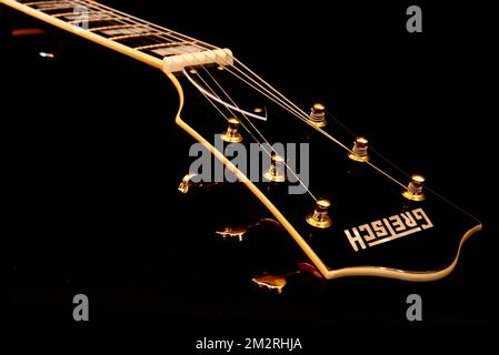 Den Helder, Niederlande. Dezember 2022. Der Hals einer Gretsch-Gitarre in Schwarz-Weiß. Hochwertiges Foto Stockfoto