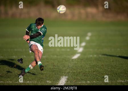 Rugby-Spieler verwandelt Kick Stockfoto