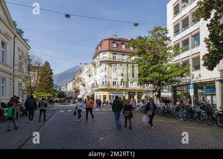 Blick auf die Straße in Merano, Autonome Provinz Bozen, Südtirol, Norditalien Stockfoto