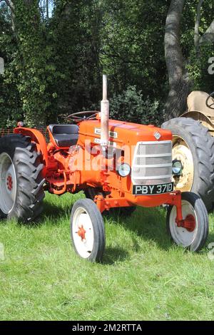 Oldtimer- oder alte Traktoren auf einer Landmesse. Stockfoto