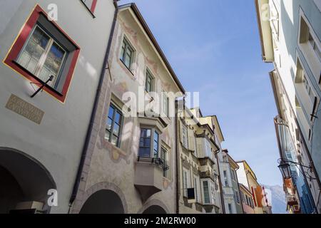 Fassaden von historischen Häusern in der Altstadt von Merano, der Autonomen Provinz Bozen, Trentino Südtirol, Norditalien Stockfoto