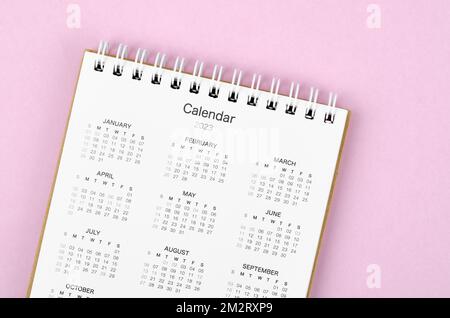 12 Monate Tischkalender 2023 auf pinkfarbenem Hintergrund. Stockfoto