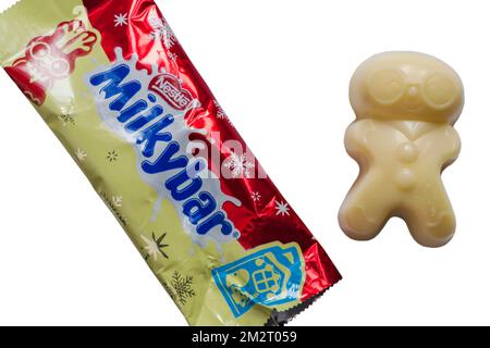 Die Nestle Milky Bar MilkyBar Festive Friends wurde geöffnet, um Inhalte auf weißem Hintergrund zu zeigen - weiße Schokolade mit einer cremigen Füllung und knusprigen Stücken Stockfoto