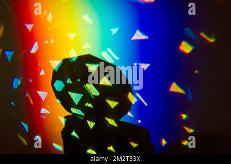 Regenbogenhintergrund mit Disco-Licht. Regenbogen-Farbspektrum-Effekt an der Wand. Prismenleuchte. Hintergrundüberlagerung. Stockfoto