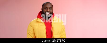 Waist-up glücklich charismatisch gut aussehenden bärtigen Kerl in gelb Jacke rot hoodie lächelnd fröhlich weiß perfekt Lächeln sprechen haben nett freundlich Stockfoto