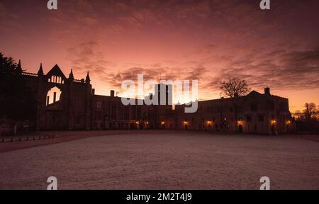 Wintersonnenaufgang in Newstead Abbey, Nottinghamshire, England, Großbritannien Stockfoto