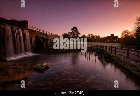 Wintersonnenaufgang in Newstead Abbey, Nottinghamshire, England, Großbritannien Stockfoto