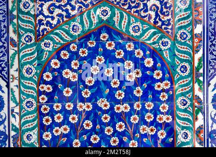 Blau bemalte handgefertigte Fliesen des Topkapi-Palastes, Istanbul, Türkei. Stockfoto