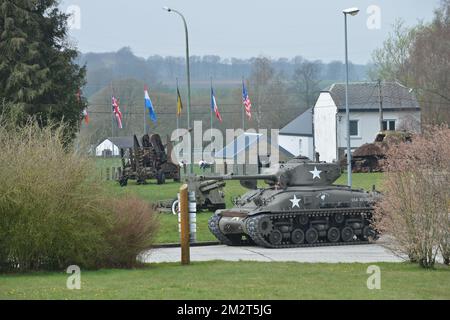 Die Abbildung zeigt Panzer in der Bastogne Barracks, die zum Weltkulturerbe gehören. Hier findet eine Pressekonferenz statt, auf der der Zeitplan für die Aktivitäten zum Gedenken an den 75.. Jahrestag der Befreiung, das Ende des Zweiten Weltkriegs, am Mittwoch, den 17. April 2019 in Bastogne bekannt gegeben wird. BELGA FOTO JEAN-LUC FLEMAL Stockfoto