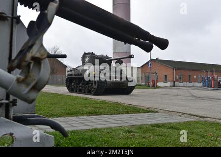 Die Abbildung zeigt Panzer in der Bastogne Barracks, die zum Weltkulturerbe gehören. Hier findet eine Pressekonferenz statt, auf der der Zeitplan für die Aktivitäten zum Gedenken an den 75.. Jahrestag der Befreiung, das Ende des Zweiten Weltkriegs, am Mittwoch, den 17. April 2019 in Bastogne bekannt gegeben wird. BELGA FOTO JEAN-LUC FLEMAL Stockfoto