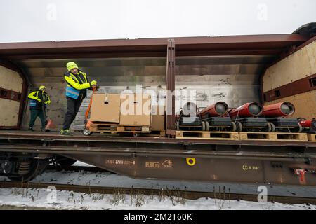 Prag, Tschechische Republik. 14.. Dezember 2022. Humanitäre Hilfe für die ukrainischen Städte Kiew und Mykolaiv wurde am Dienstag, den 14. Dezember 2022, auf den Zügen des Bahnhofs Praha-Liben in Prag (Tschechische Republik) verladen. Kredit: Michaela Rihova/CTK Photo/Alamy Live News Stockfoto