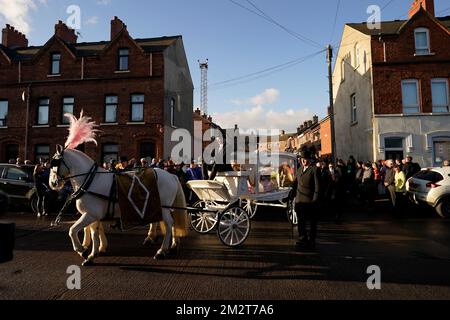 Die Bestattungsfirma von Stella-Lily McCorkindale verlässt die Bromley Street, Belfast, vor ihrer Beerdigung. Die fünfjährige Stella-Lily starb, nachdem ein Fall von Strep A in der Grundschule, die sie besuchte, gemeldet wurde. Bilddatum: Mittwoch, 14. Dezember 2022. Stockfoto