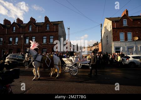 Die Bestattungsfirma von Stella-Lily McCorkindale verlässt die Bromley Street, Belfast, vor ihrer Beerdigung. Die fünfjährige Stella-Lily starb, nachdem ein Fall von Strep A in der Grundschule, die sie besuchte, gemeldet wurde. Bilddatum: Mittwoch, 14. Dezember 2022. Stockfoto