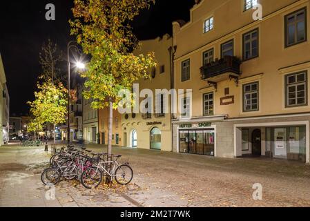 Nachtsicht auf die Straße in der Altstadt von Brixen, der Autonomen Provinz Bozen, Trentino Südtirol, Norditalien Stockfoto