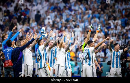 Doha, Katar. 13.. Dezember 2022. Das argentinische Team feiert den Eintritt in das Finale: Lautaro Martinez (Arg), Exequiel Palacios (Arg) Argentinien - Kroatien Arge Stockfoto