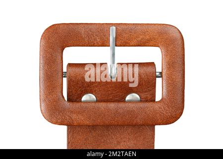 Normale Gürtelschnalle für Kleidung, bedeckt mit braunem Kunstleder. Nahaufnahme auf weißem Hintergrund isoliert. Stockfoto