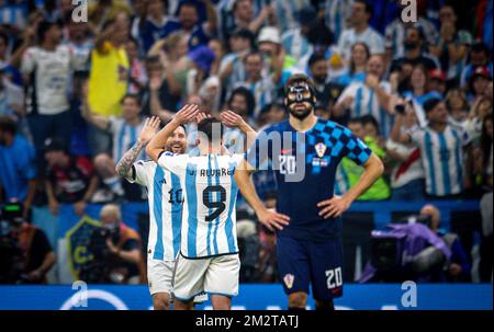 Doha, Katar. 13.. Dezember 2022. Goal Celebration: Lionel Messi (Arg), Julian Alvarez (Arg) , Josko Gvardiol (Kroatien) Argentinien - Kroatien Argentinien - Stockfoto