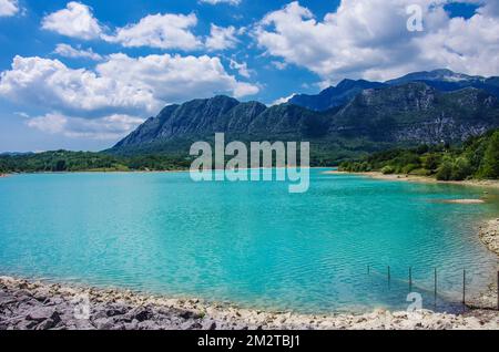 Der türkisfarbene See Castel San Vincenzo, ein kleines Paradies in Molise in der Provinz Isernia Stockfoto