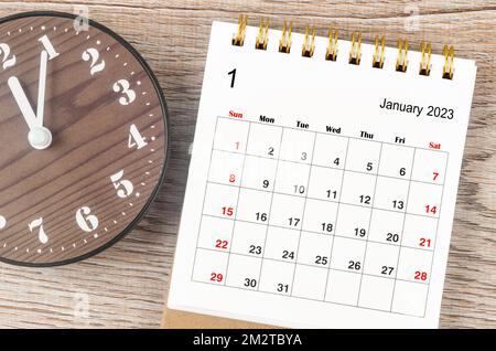 Januar 2023 Monatlicher Tischkalender für 2023 Jahr mit Uhr. Stockfoto