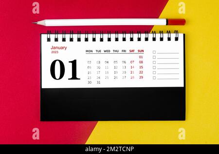 Januar Monatlicher Tischkalender für 2023 Jahr mit weißem Bleistift auf schönem Hintergrund. Stockfoto