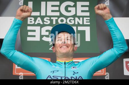 Der dänische Jakob Fuglsang vom Astana Pro Team feiert auf dem Podium, nachdem er die 105.. Ausgabe des eintägigen Radrennen Lüttich-Bastogne-Lüttich, 258 km, in Lüttich gewonnen hat. BELGA FOTO BENOIT DOPPPAGNE Stockfoto