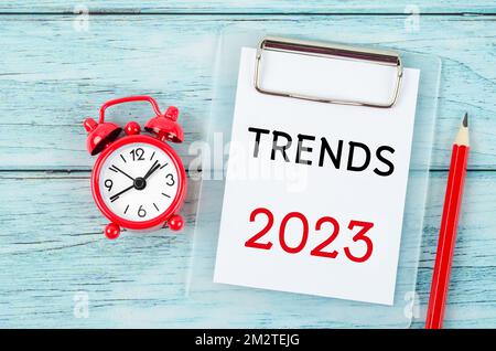 Trends 2023 Jahr mit Wecker. Wandel- und Entschlossenheitskonzept. Stockfoto
