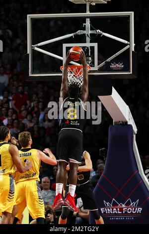 Antwerpens Jae'sean Tate erzielt einen Einbruch bei einem Basketballspiel zwischen Antwerpen Giants und dem spanischen Team CB 1939 Canarias Teneriffa, der ersten Etappe des Halbfinals der „Final Four“ des Basketballwettbewerbs der Champions League für Männer, Freitag, den 03. Mai 2019 in Antwerpen. BELGA FOTO DAVID PINTENS Stockfoto