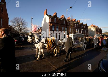 Die Bestattungsfirma von Stella-Lily McCorkindale verlässt das Haus ihrer Großmutter in der Bromley Street, Belfast, vor ihrer Beerdigung. Die fünfjährige Stella-Lily starb, nachdem ein Fall von Strep A in der Grundschule, die sie besuchte, gemeldet wurde. Bilddatum: Mittwoch, 14. Dezember 2022. Stockfoto