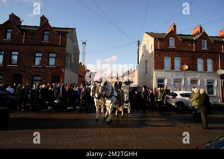 Die Bestattungsfirma von Stella-Lily McCorkindale verlässt das Haus ihrer Großmutter in der Bromley Street, Belfast, vor ihrer Beerdigung. Die fünfjährige Stella-Lily starb, nachdem ein Fall von Strep A in der Grundschule, die sie besuchte, gemeldet wurde. Bilddatum: Mittwoch, 14. Dezember 2022. Stockfoto