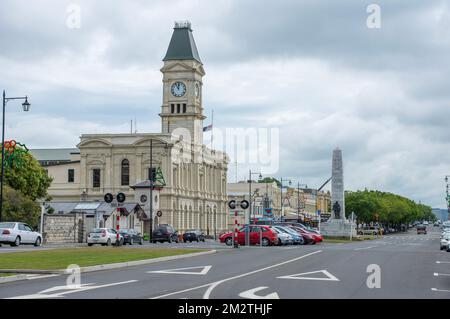 Ein faszinierendes Bild vom Waitaki District Council Building, dem Kriegsdenkmal Cenotaph auf der Thames Street in Oamaru. Neuseeland Stockfoto