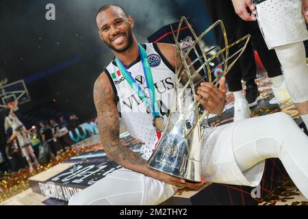 Bolognas Amath M'Baye bildete die Trophäe mit der Trophäe nach dem Sieg eines Basketballspiels zwischen dem spanischen Team CB 1939 Canarias Teneriffa und dem italienischen Virtus Pallacanestro Bologna, dem Finalspiel der „Final Four“ des Männer Champions League Basketballwettbewerbs, Sonntag, 05. Mai 2019 in Antwerpen. BELGA FOTO DAVID PINTENS Stockfoto