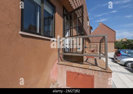 Außenhalle eines Hauses mit braunen Wänden und Tonfliesen an Fassade und Dach Stockfoto