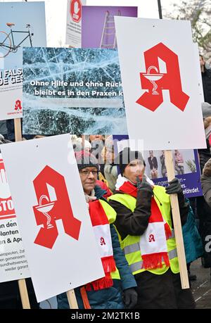 Erfurt, Deutschland. 14.. Dezember 2022. Teilnehmer an einer Versammlung von Ärzten und Apothekern stehen vor dem Thüringer landesparlament. Berufsverbände von Allgemeinärzten, Zahnärzten und Apothekern haben die Kundgebung vor der Sitzung des staatlichen parlaments gefordert. 500 Teilnehmer sind registriert. Die Ärzte fordern einen angemessenen Ausgleich für die Inflation und eine bessere Wertschätzung ihrer Arbeit. Kredit: Martin Schutt/dpa/Alamy Live News Stockfoto