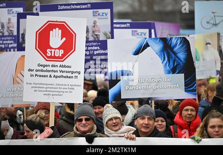 Erfurt, Deutschland. 14.. Dezember 2022. Teilnehmer an einer Versammlung von Ärzten und Apothekern stehen vor dem Thüringer landesparlament. Berufsverbände von Allgemeinärzten, Zahnärzten und Apothekern haben die Kundgebung vor der Sitzung des staatlichen parlaments gefordert. 500 Teilnehmer sind registriert. Die Ärzte fordern einen angemessenen Ausgleich für die Inflation und eine bessere Wertschätzung ihrer Arbeit. Kredit: Martin Schutt/dpa/Alamy Live News Stockfoto