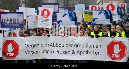 Erfurt, Deutschland. 14.. Dezember 2022. Teilnehmer an einer Versammlung von Ärzten und Apothekern stehen vor dem Thüringer landesparlament. Berufsverbände von Allgemeinärzten, Zahnärzten und Apothekern haben die Kundgebung vor der Sitzung des staatlichen parlaments gefordert. 500 Teilnehmer sind registriert. Die Ärzte fordern einen angemessenen Ausgleich für die Inflation und eine bessere Wertschätzung ihrer Arbeit. Kredit: Martin Schutt/dpa/Alamy Live News Stockfoto