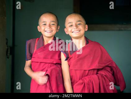 Anfängermönche im buddhistischen Institut Nalanda und Kloster Bhutan Stockfoto