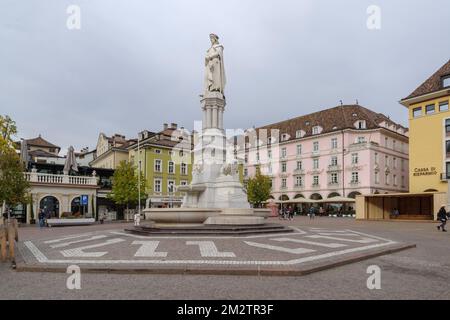 Walter Square und die Statue von „Walter von der Vogelweide“ in Bozen, Italien Stockfoto