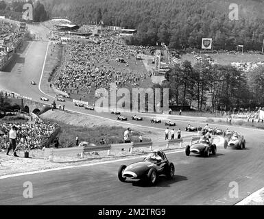 Dieses Dateibild vom 15. Juni 1958 zeigt den europäischen Großen Preis von Francorchamps, der vom Royal Automobile Club of Belgium organisiert wird. Auf dem Bild: Fahrer Stirling Moss und Tony Brooks. Stockfoto