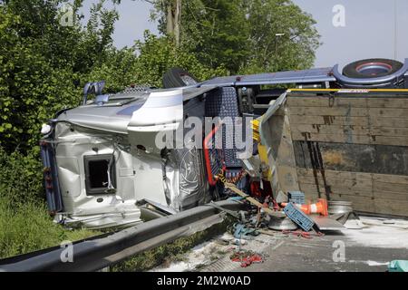 Abbildung zeigt den Unfallort auf der Autobahn E40 in Wetteren in Richtung Brüssel am Mittwoch, den 22. Mai 2019. Ein umkippender Lkw, der die Straße blockiert, führte zu einem großen Stau. BELGA FOTO THIERRY ROGE Stockfoto