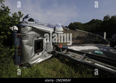 Abbildung zeigt den Unfallort auf der Autobahn E40 in Wetteren in Richtung Brüssel am Mittwoch, den 22. Mai 2019. Ein umkippender Lkw, der die Straße blockiert, führte zu einem großen Stau. BELGA FOTO THIERRY ROGE Stockfoto