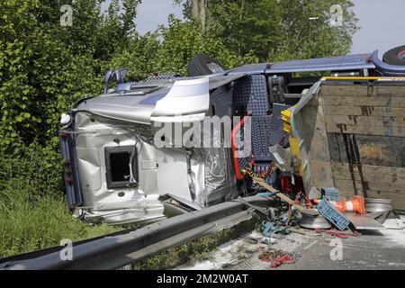 Abbildung zeigt den Unfallort auf der Autobahn E40 in Wetteren in Richtung Brüssel am Mittwoch, den 22. Mai 2019. Ein umkippender Lkw, der die Straße blockiert, führte zu einem großen Stau. BELGA FOTO THIERRY ROGE Stockfoto