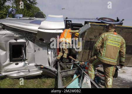 Abbildung zeigt den Unfallort auf der Autobahn E40 in Wetteren in Richtung Brüssel am Mittwoch, den 22. Mai 2019. Ein umkippender Lkw, der die Straße blockiert, führte zu einem großen Stau. BELGA FOTO THIERRY ROGE Stockfoto