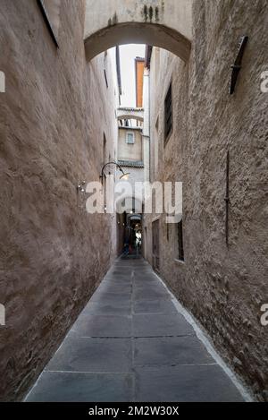 Italienische enge Straße, Bozen, Trentino Südtirol, Norditalien Stockfoto