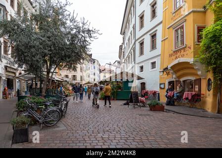 Bozen, Italien - 1. November 2022: Blick auf die Straße in der Altstadt von Bozen, Autonome Provinz Bozen, Trentino-Südtirol, Norditalien Stockfoto