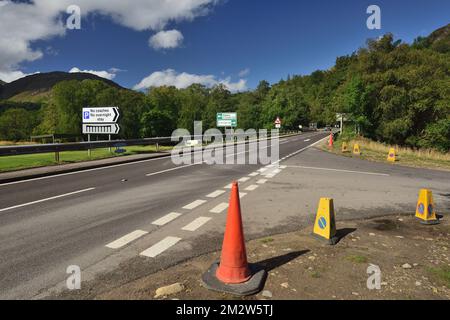 Schilder auf der A830. Straße in Glenfinnan, auch bekannt als die Straße zu den Inseln, in den schottischen Highlands. Stockfoto