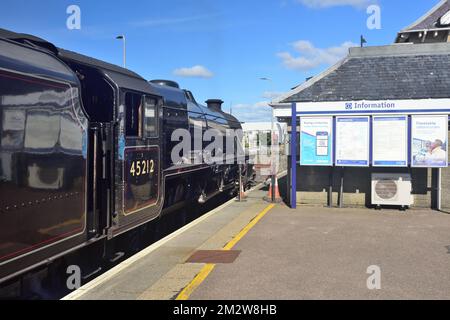 Das Ende der Schlange. LMS Black Five No. 45212 in Mallaig, nachdem er am 5.. September 2022 die Jakobite-Dampfeisenbahn von Fort William transportiert hatte. Stockfoto