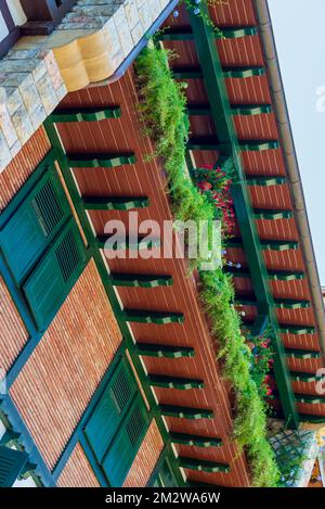 Niedriger Winkel Blick auf ein Dach und Balkon mit Blumen Stockfoto