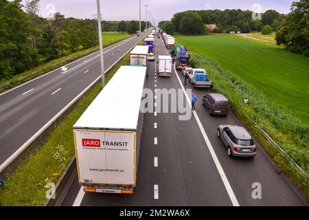 Illustration picture shows a traffic jam near the E313 highway in Geel-Oost, Wednesday 05 June 2019. The highway has been closed in both directions, after an accident involving a tank truck and regular trucks. BELGA PHOTO LUC CLAESSEN Stockfoto