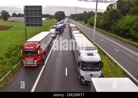 Illustration picture shows a traffic jam near the E313 highway in Geel-Oost, Wednesday 05 June 2019. The highway has been closed in both directions, after an accident involving a tank truck and regular trucks. BELGA PHOTO LUC CLAESSEN Stockfoto