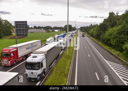 Illustration picture shows a traffic jam near the E313 highway in Geel-Oost, Wednesday 05 June 2019. The highway has been closed in both directions, after an accident involving a tank truck and regular trucks. BELGA PHOTO LUC CLAESSEN Stockfoto